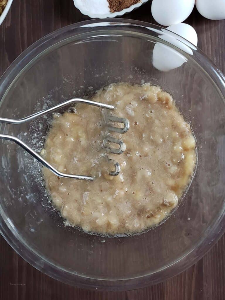 Mashed bananas in a glass bowl.