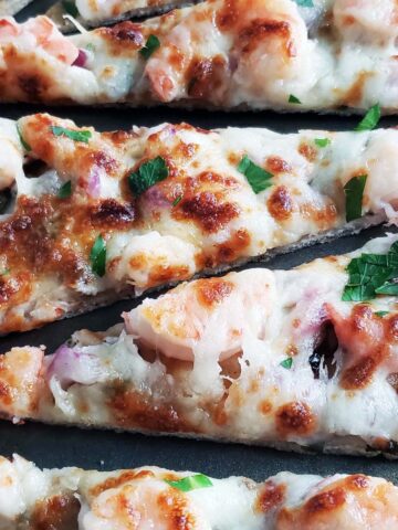 Shrimp scampi flatbread pizza closeup.