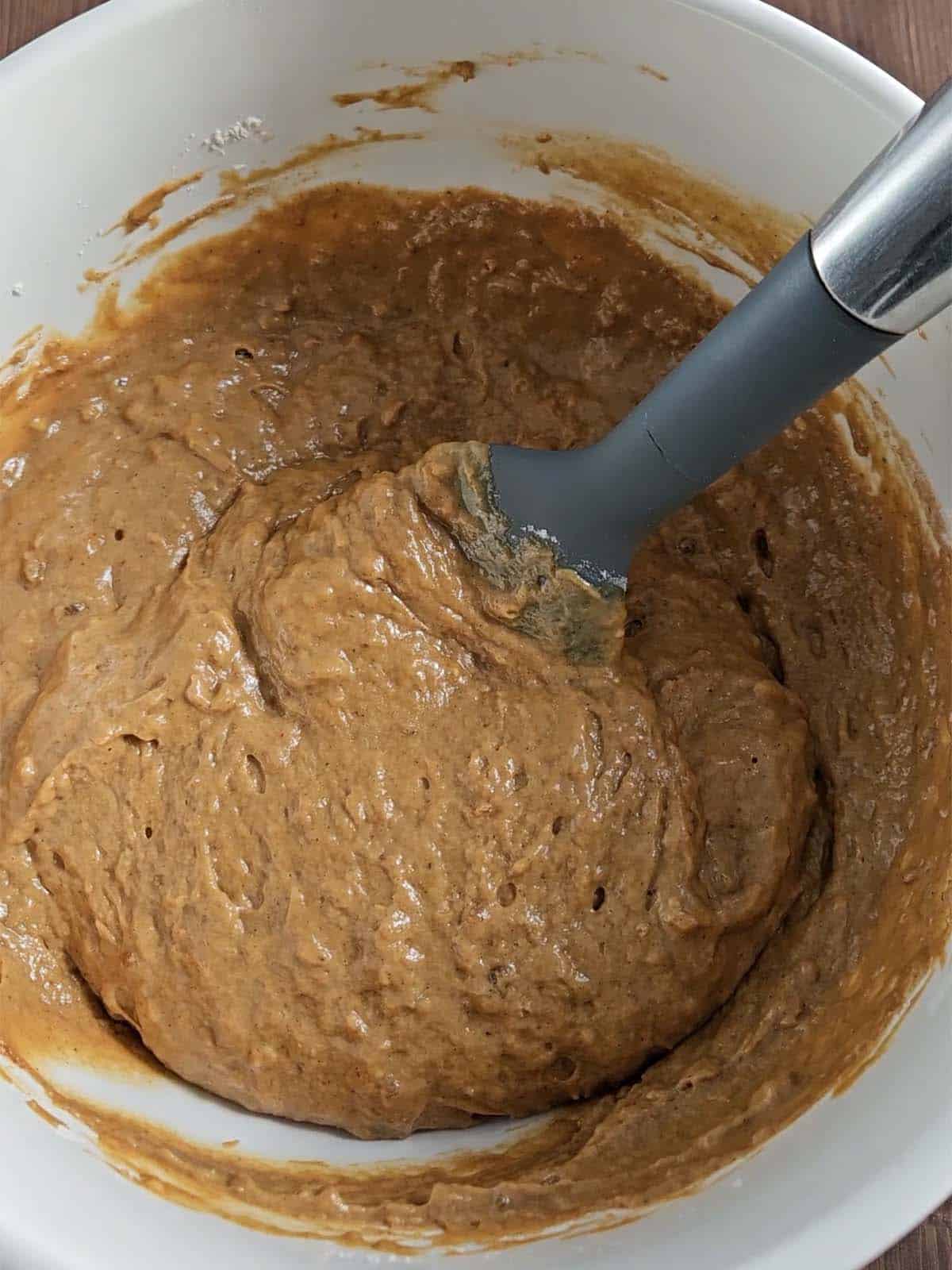 العجين المخمر الزنجبيل الخبز الخليط في وعاء أبيض.